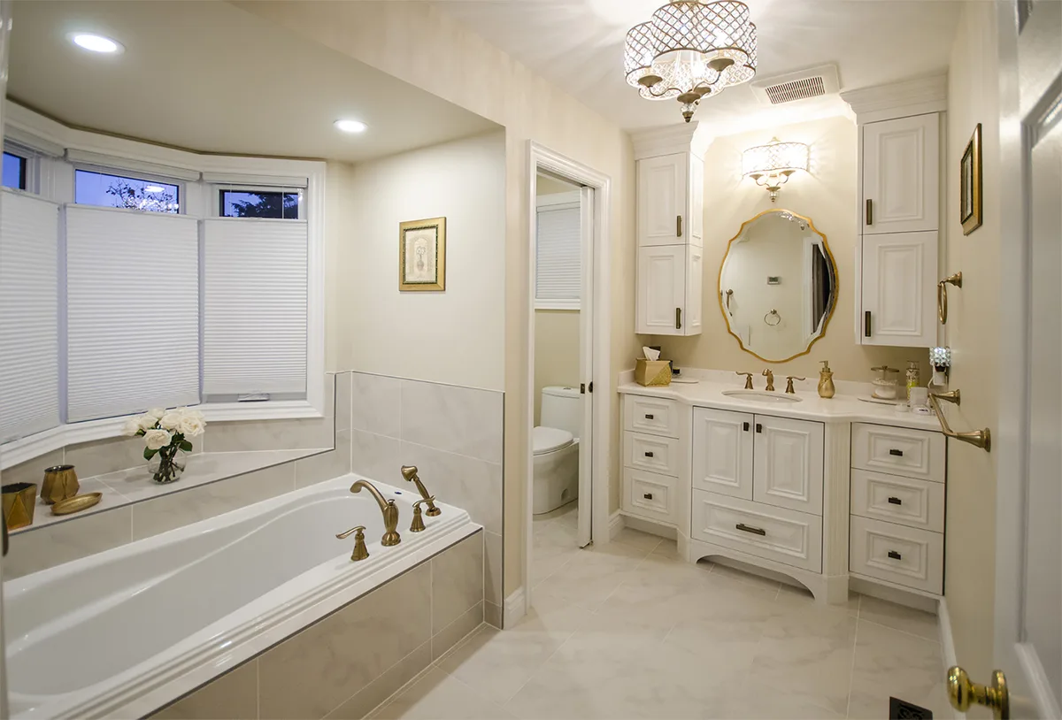 Traditional Ensuite in White and Gold.