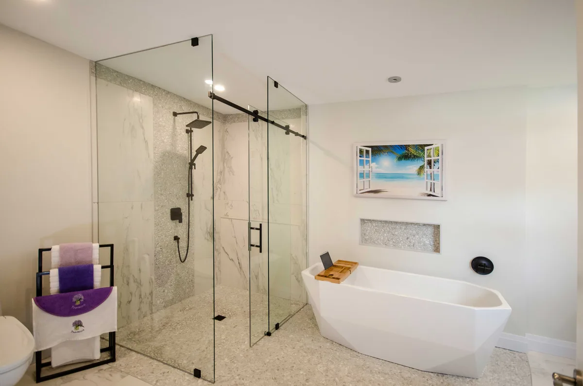 Modern Pickering Ensuite With Laminar Flow Bathtub Filler