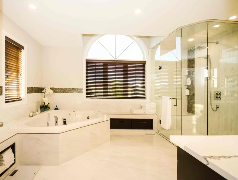 Dramatic Ensuite with Sparkle - Image 4