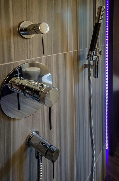 Chromotherapy in Main Bathroom - Image 24