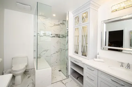 Two Vanity Ensuite - Image 7