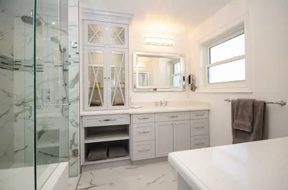 Two Vanity Ensuite - Image 8