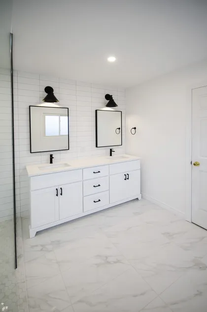 Modern Industrial Bathroom - Image 5