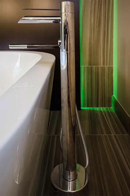 Chromotherapy in Main Bathroom - Image 5
