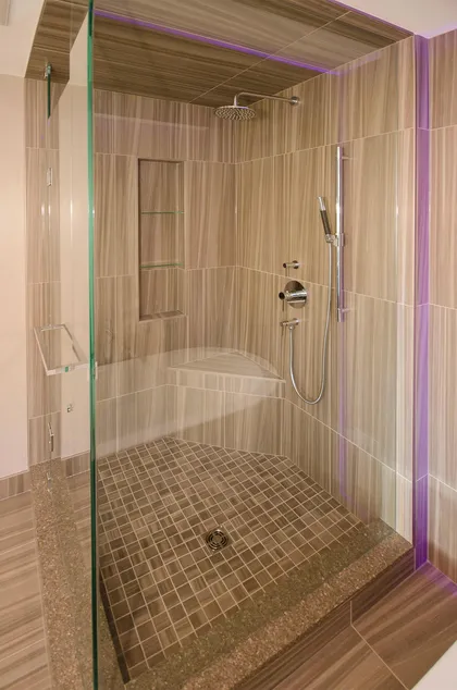 Chromotherapy in Main Bathroom - Image 14