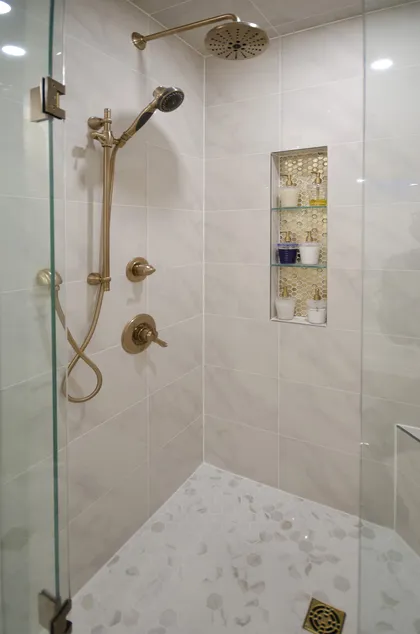 Traditional Ensuite in White and Gold. - Image 5