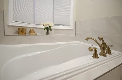 Traditional Ensuite in White and Gold. - Image 6