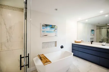 Modern Pickering Ensuite With Laminar Flow Bathtub Filler - Image 1