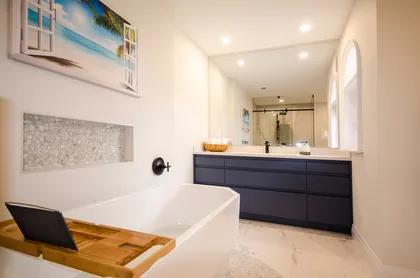 Modern Pickering Ensuite With Laminar Flow Bathtub Filler - Image 10
