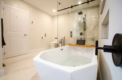 Modern Pickering Ensuite With Laminar Flow Bathtub Filler - Image 12