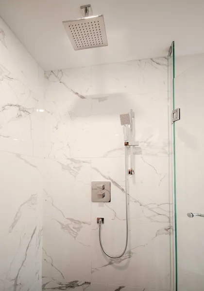 Ensuite with A Hexagonal Navy Blue Mosaic - Image 3