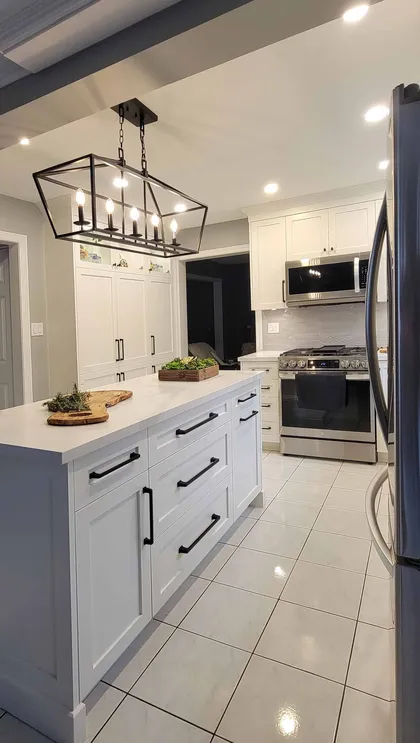 Compact Kitchen with Textured Backsplash - Image 2